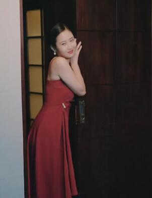 穿红衣服的女人
